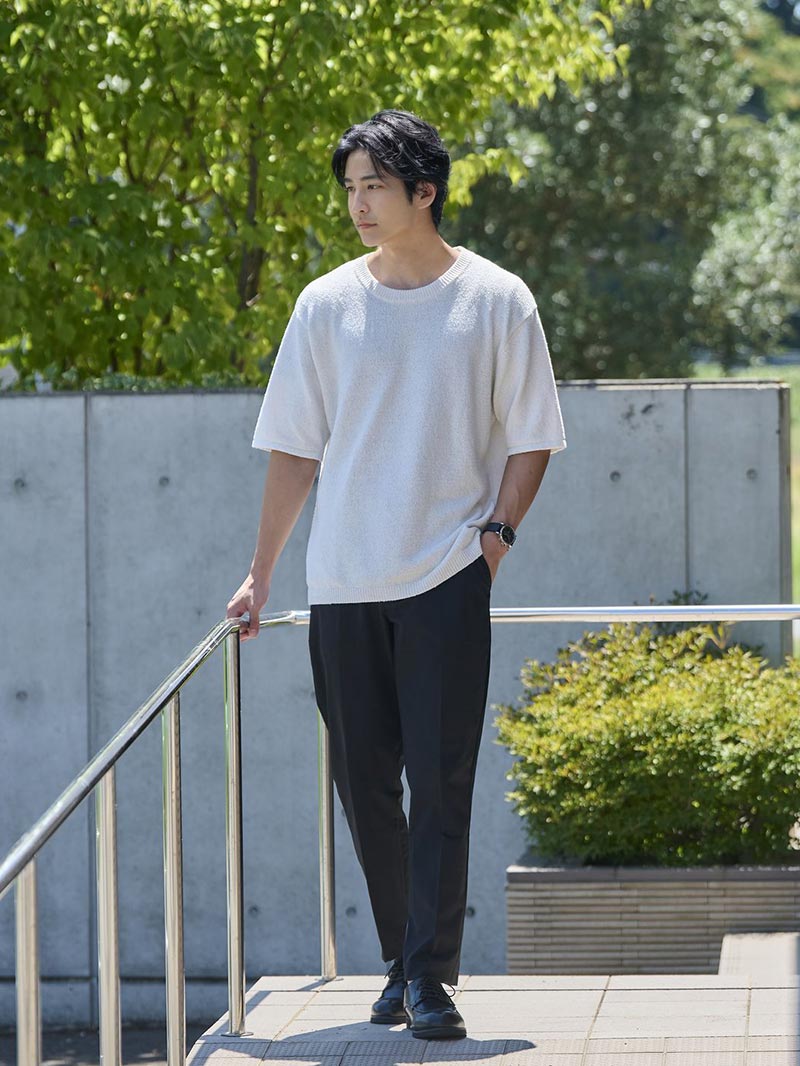 “濃色パンツ”を使った夏のメンズコーデ