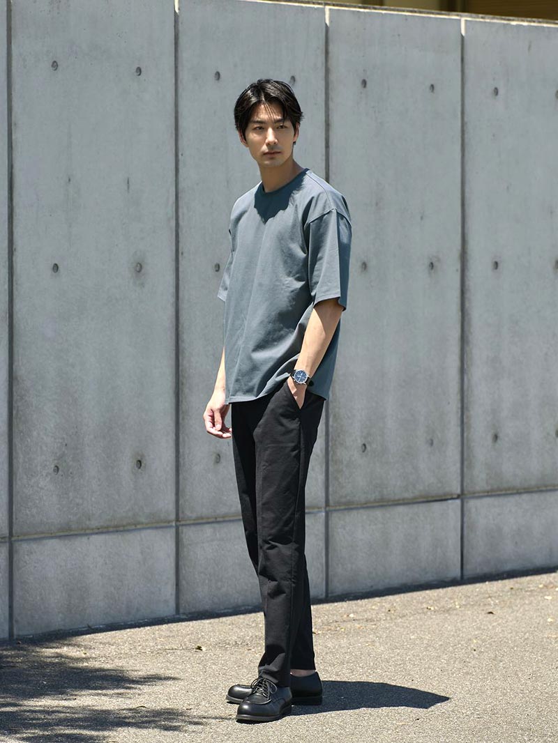 “濃色パンツ”を使った夏のメンズコーデ