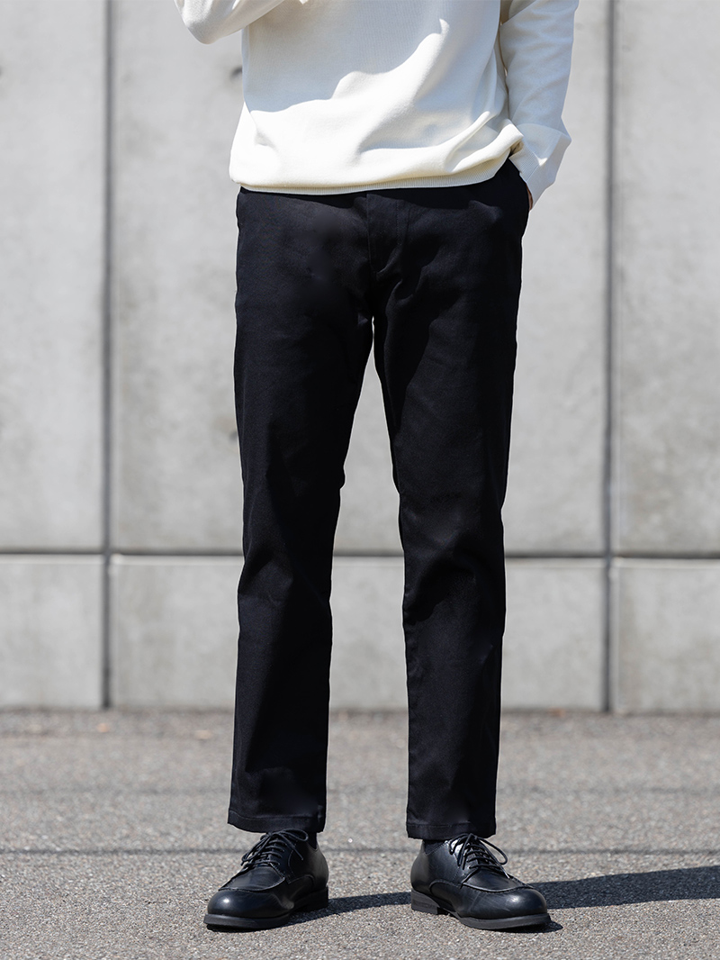 黒スリムパンツ