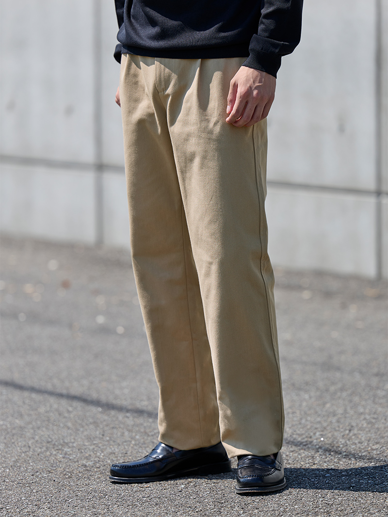 テーパードチノパンツ