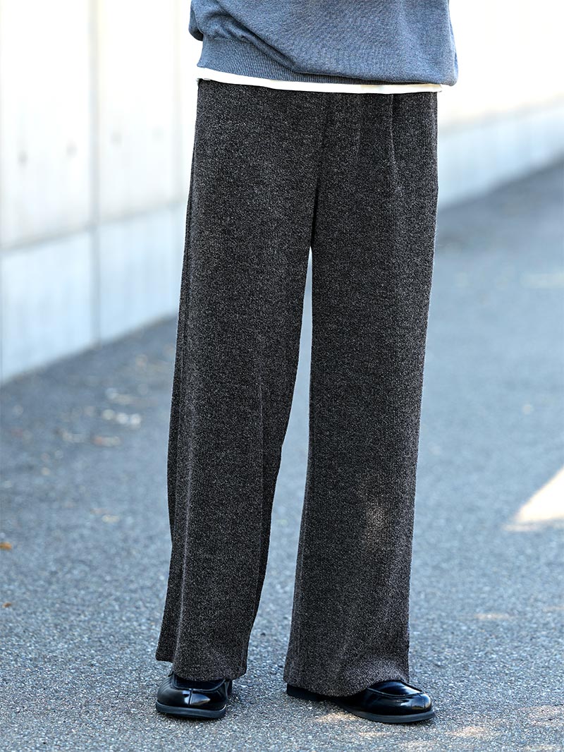 ブラックスリムパンツ