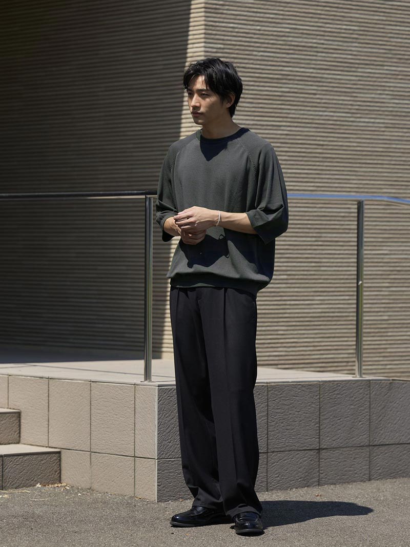 ダークカラーで魅せる大人コーデ