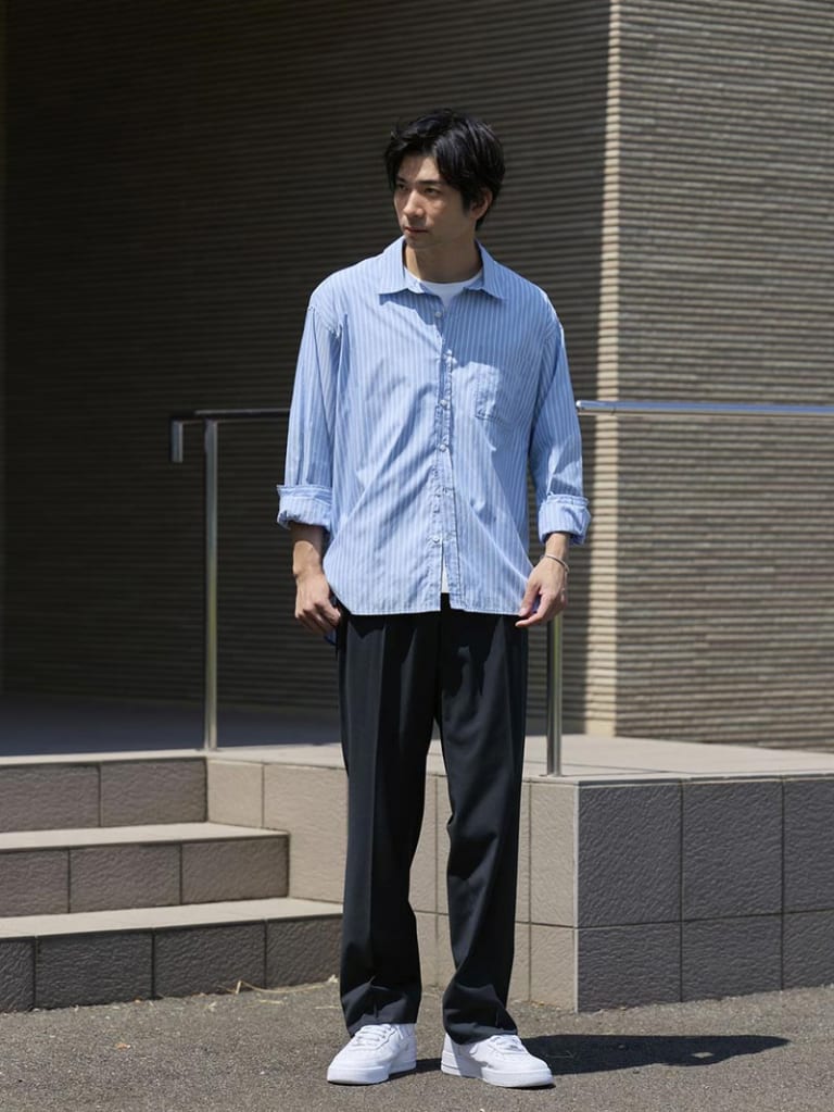 同系色でまとめたストライプシャツコーデ