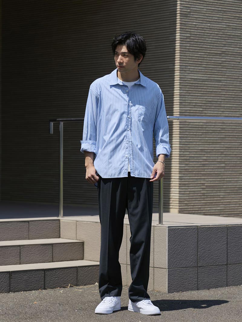 同系色でまとめたストライプシャツコーデ