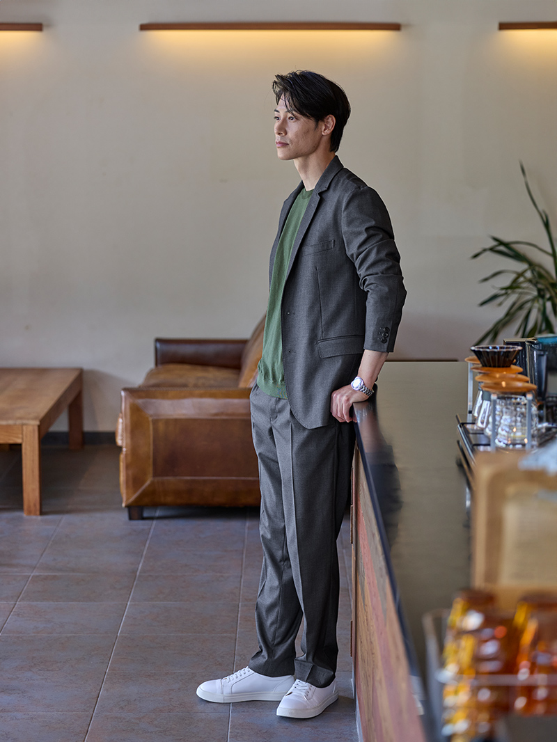 グレー×グリーンの軽やかオフィスコーデ