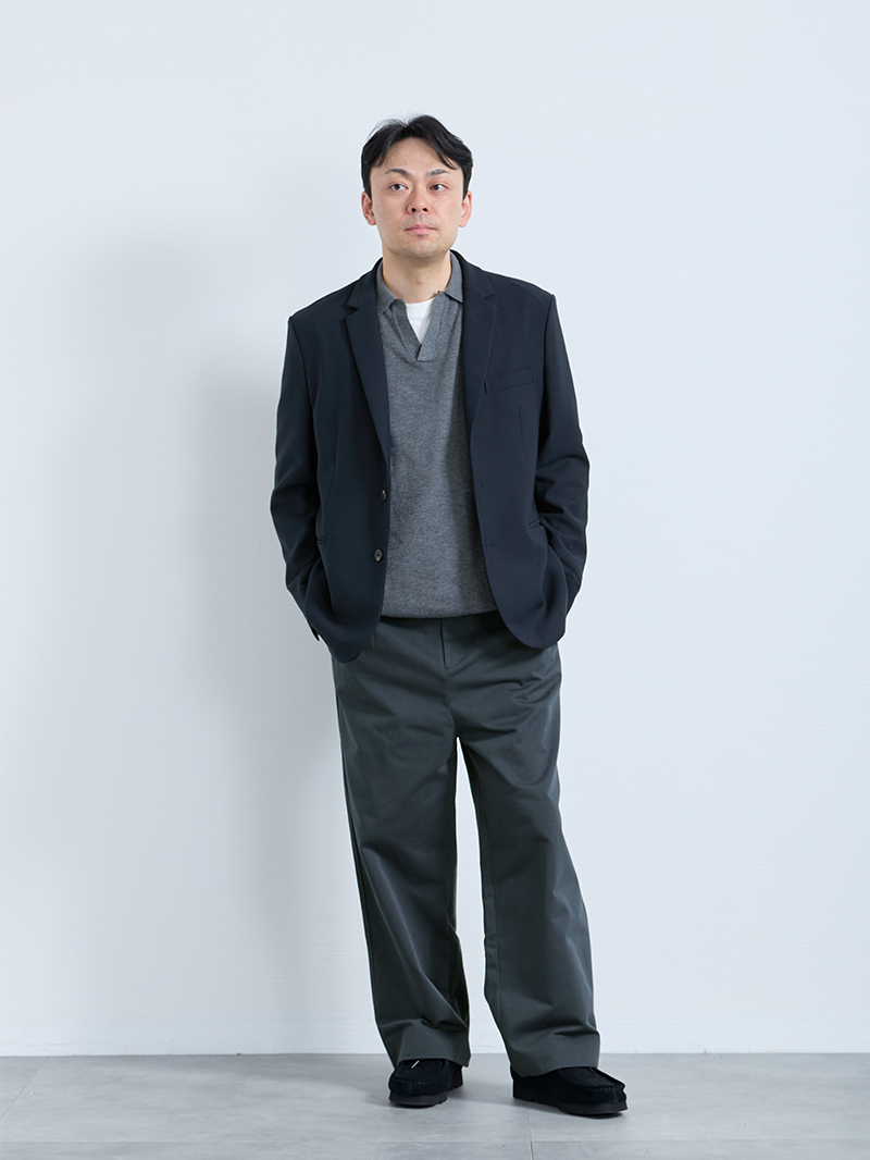 キレイめジャケットをあえてラフに着こなす