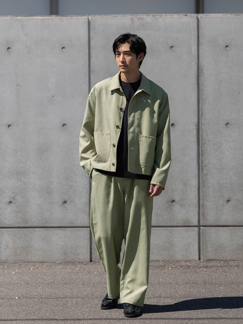 明るめグリーンをシックに着こなすスタイル