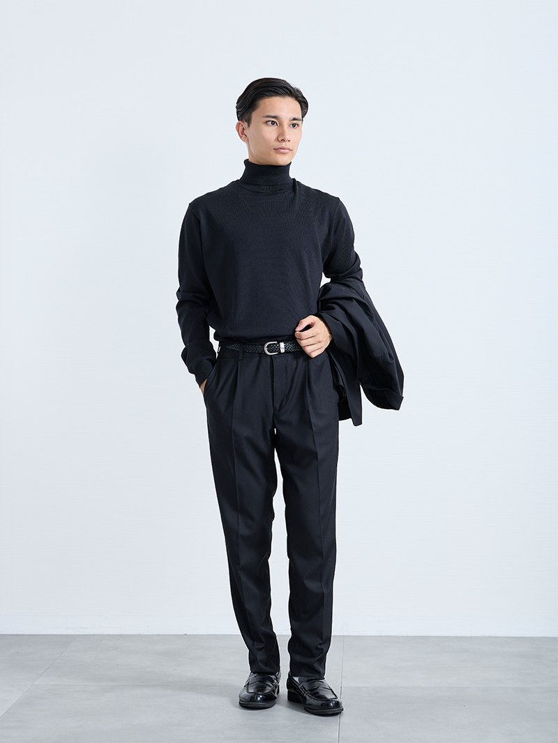 品のあるブラックで魅せる、大人の装い