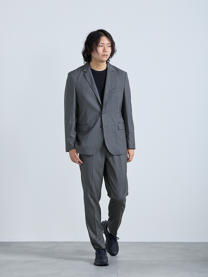 オンオフで使える大人のグレーセットアップ