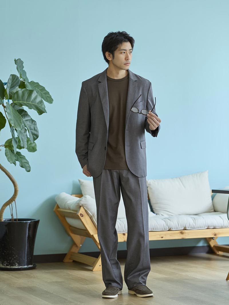 ブラウンを効かせた、グレーセットアップ