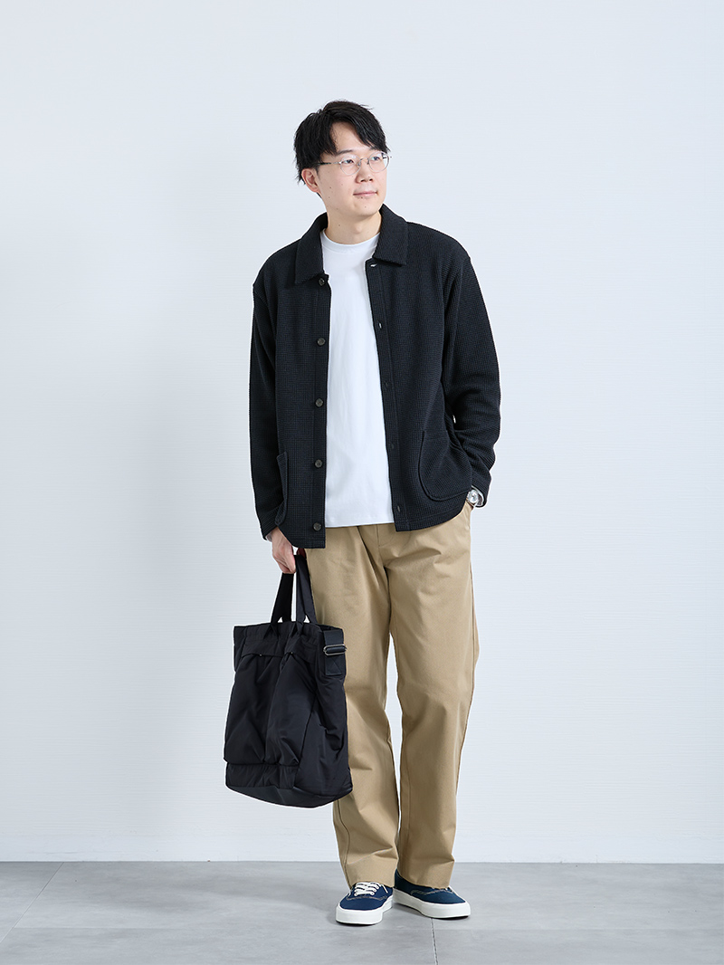 オフィスにもピッタリなチノパンコーデ