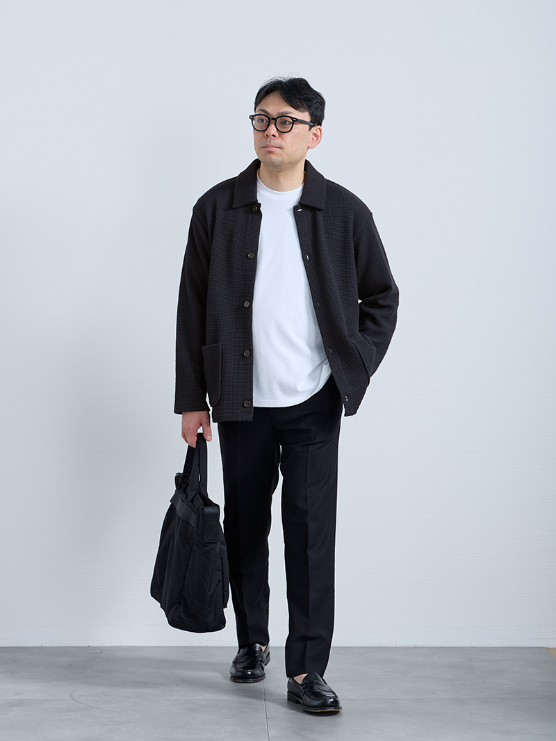 大人の余裕を感じるモノトーンスタイル