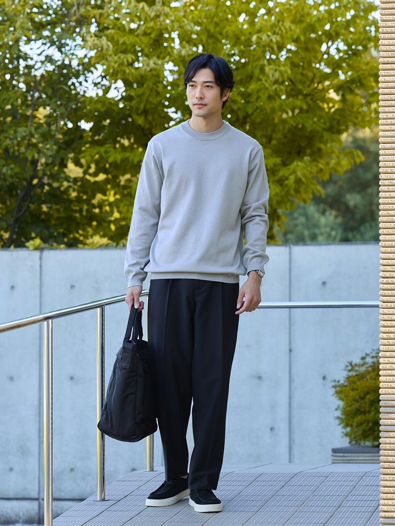 ブルーグレーが引き立つ大人の着こなし