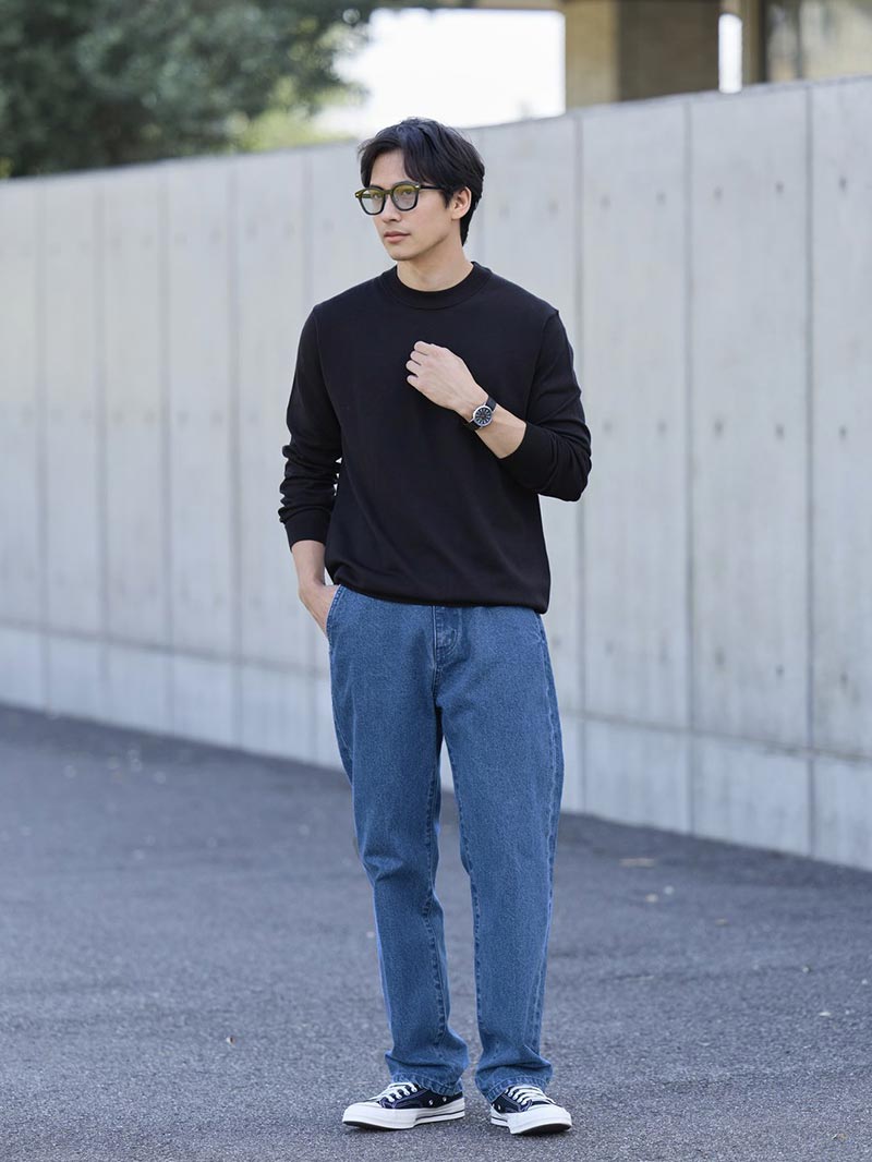 黒ニットで格上げする大人のデニムコーデ