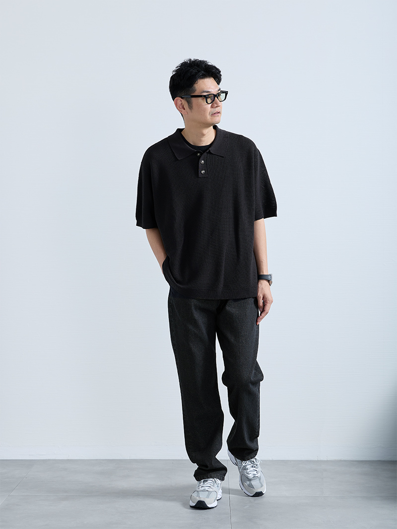 ブラックを軽やかに着こなす大人スタイル