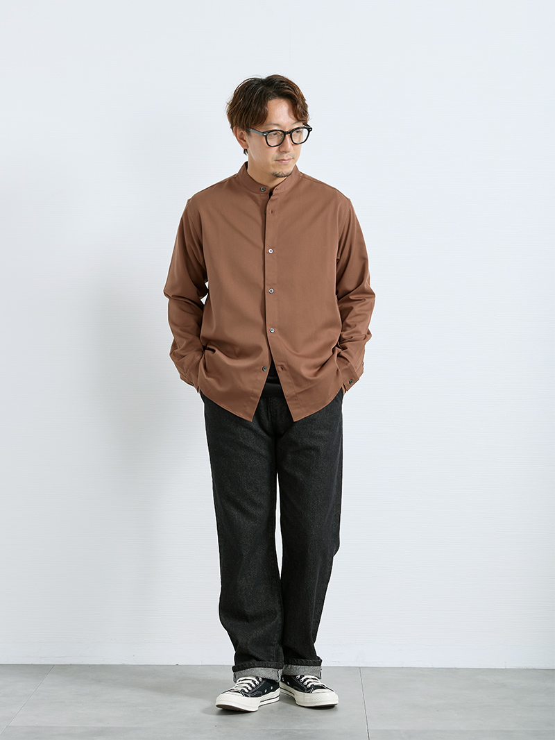 ブラックデニムで締める秋色シャツコーデ