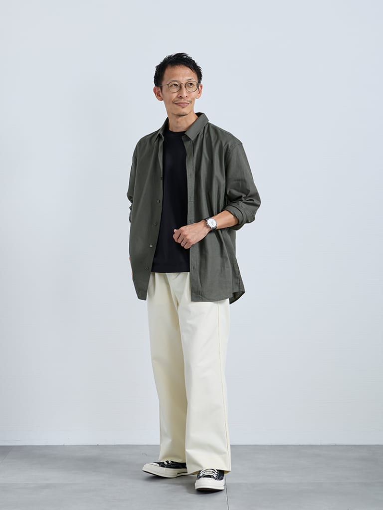 寒暖差に対応できる、大人のシャツスタイル