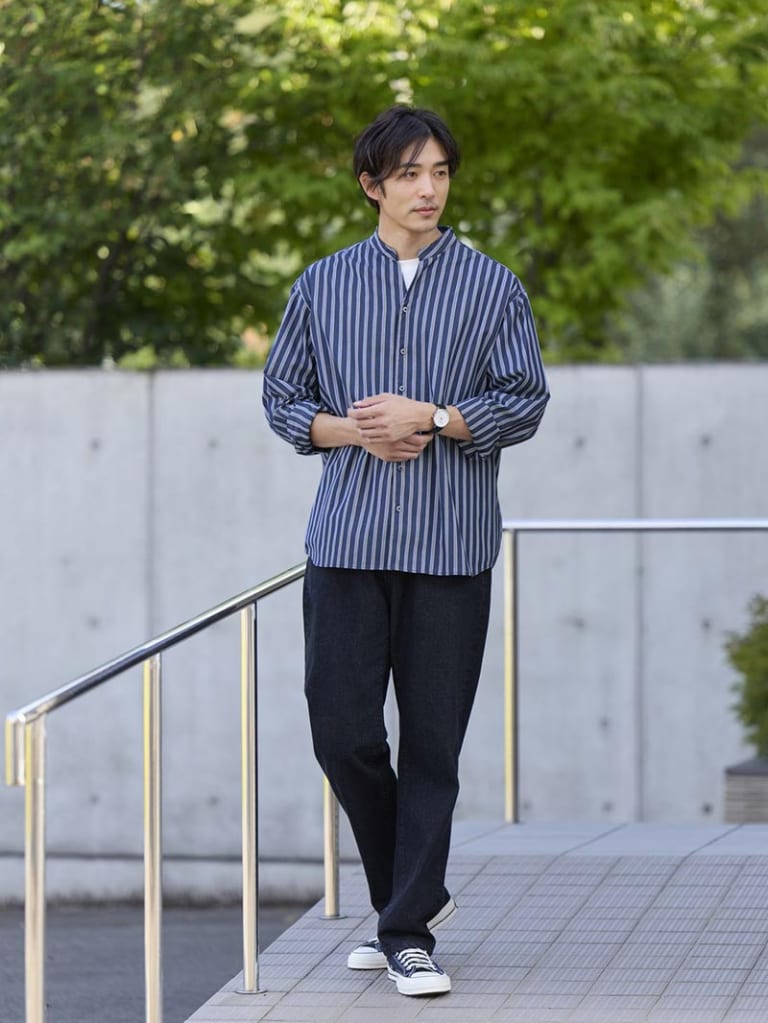 ネイビーを引き立てる、大人の秋カジュアル