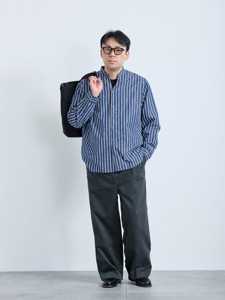 ストライプシャツが目を引く休日カジュアル