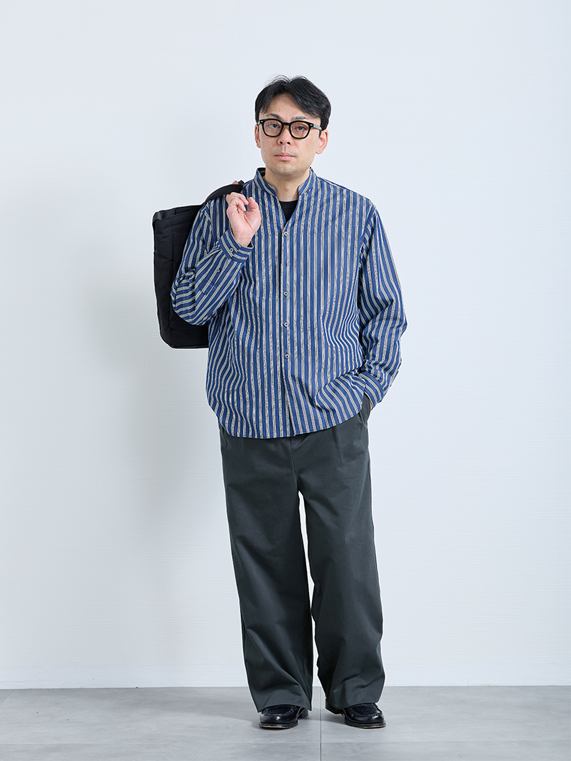 ストライプシャツが目を引く休日カジュアル