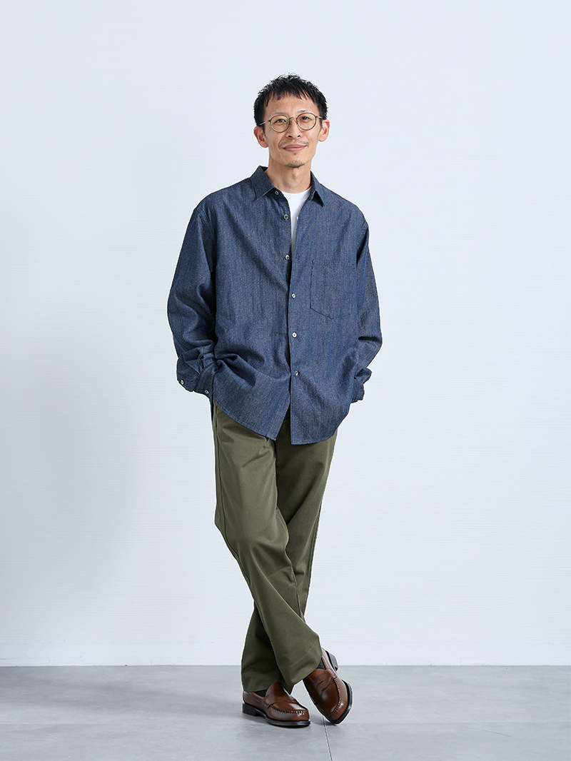 ミリタリー感漂う、デニム×チノパンコーデ