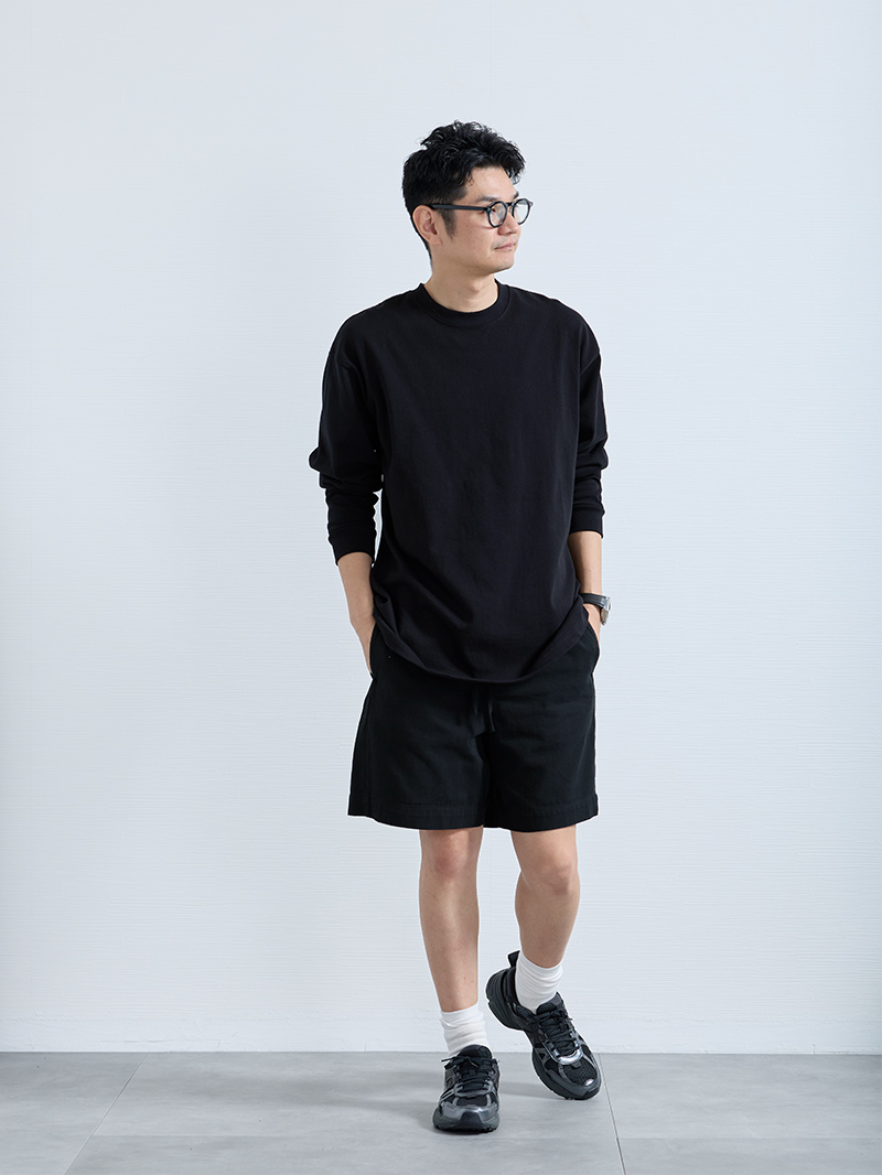 ブラックでまとめたストリートスタイル