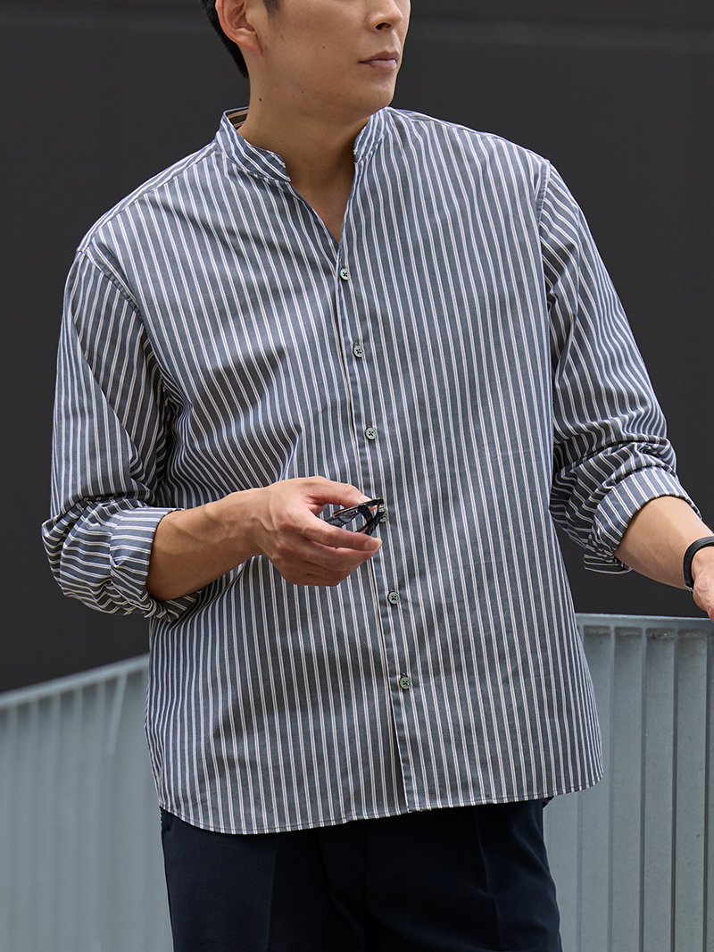縦のラインを強調するストライプ柄シャツ