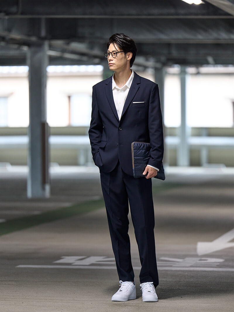 ネイビーで作る軽やかオフィススタイル