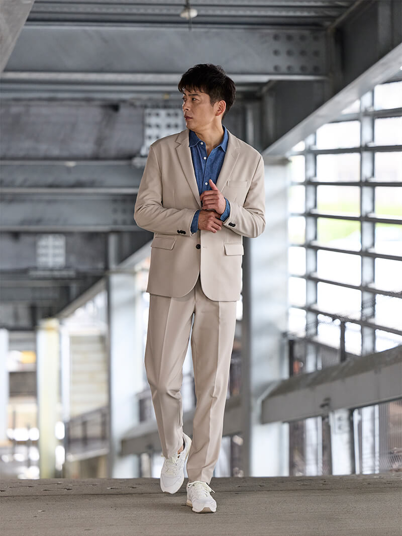 ベージュ×ブルーで楽しむ都会的カジュアル