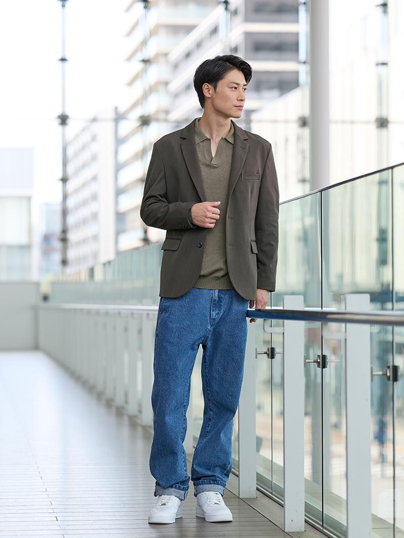 肩の力の抜けた着こなしで余裕をアピール