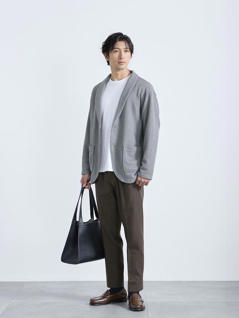 秋はブラウンで季節感のある装いに