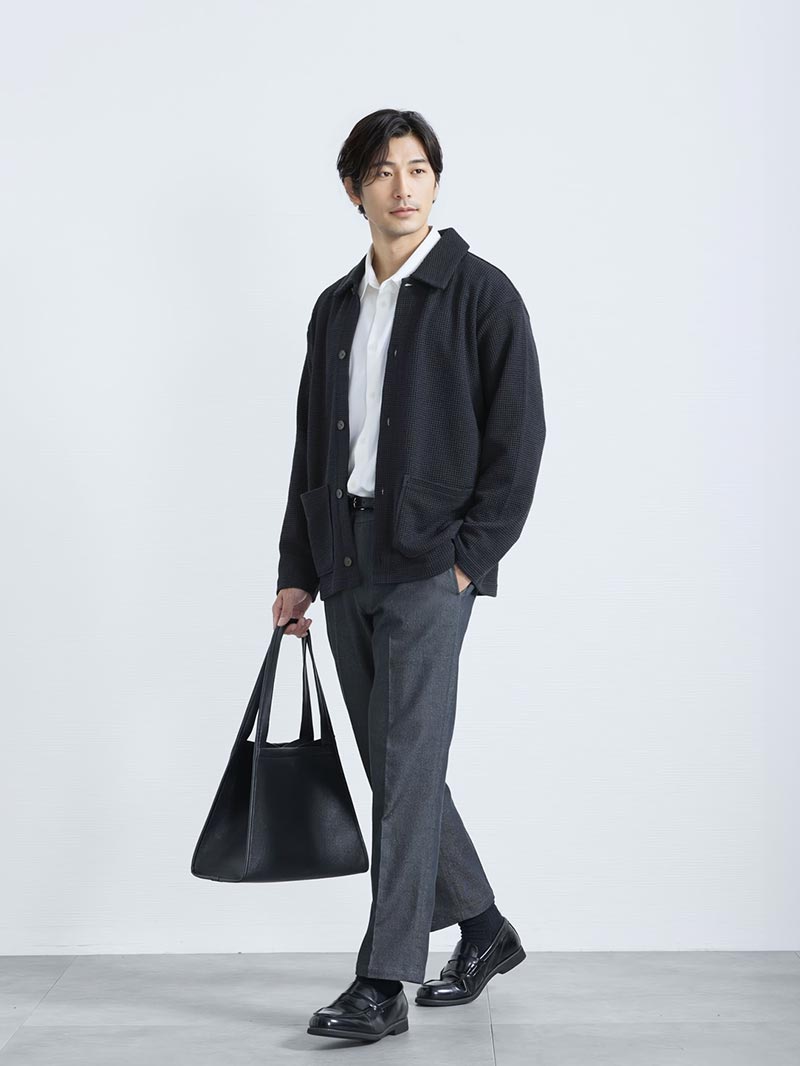 デニム風スラックスで程よくカジュアルに