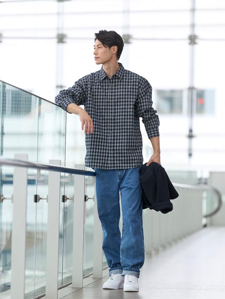 上品カジュアルに見せる柄シャツコーデ