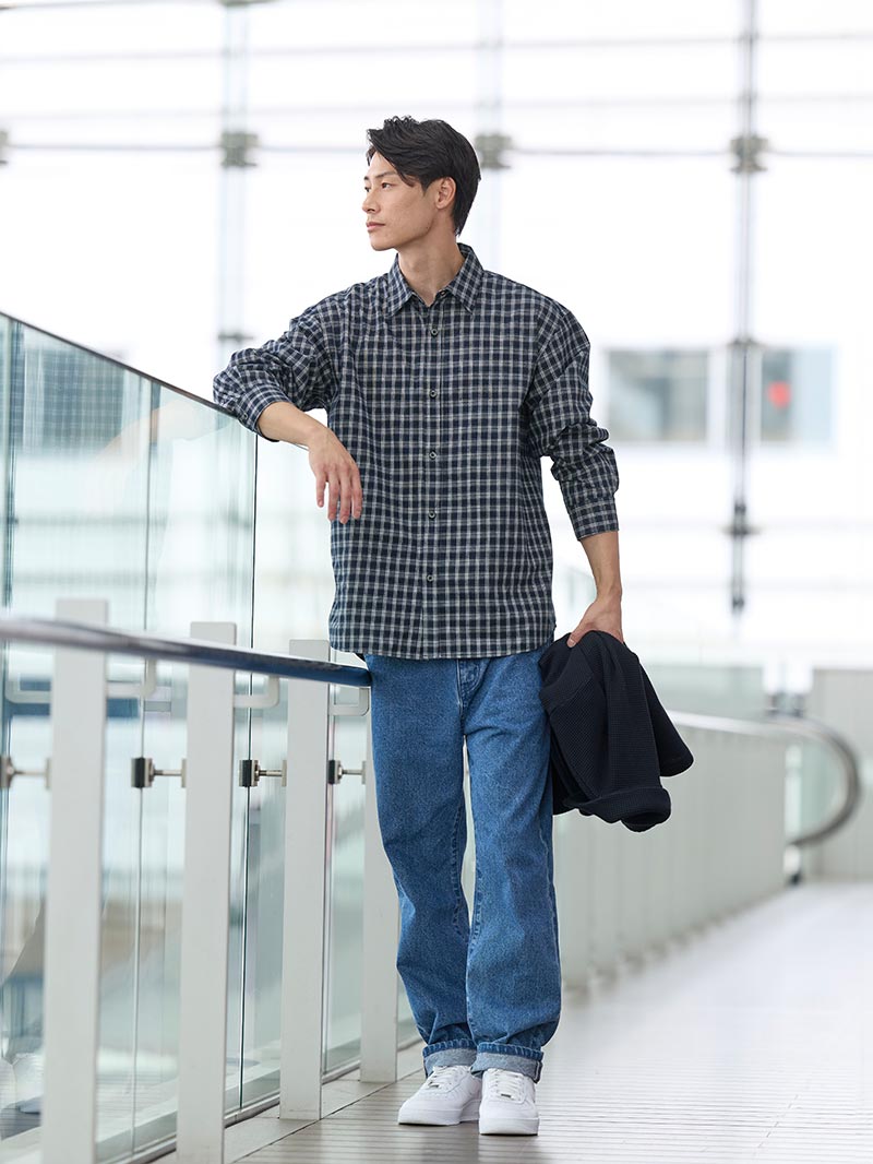 上品カジュアルに見せる柄シャツコーデ