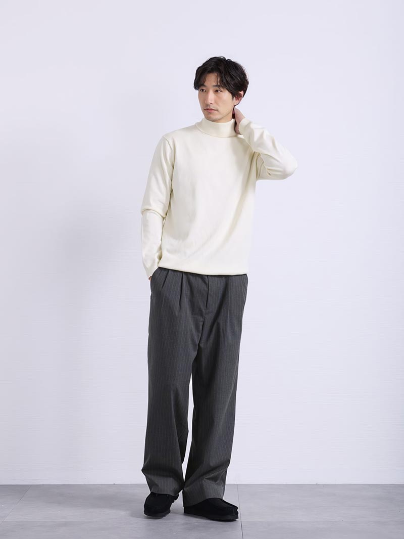 柔らかなトーンで仕上げるタートルコーデ