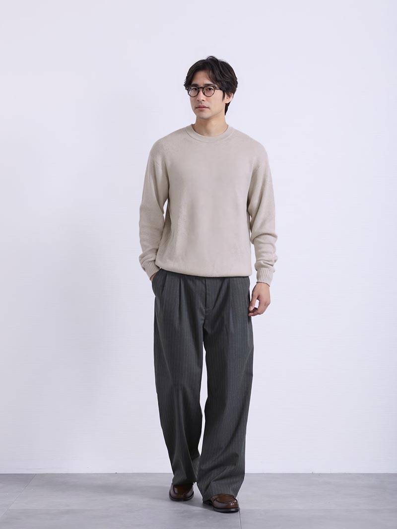 知的なピンスト柄で魅せる好印象スタイル