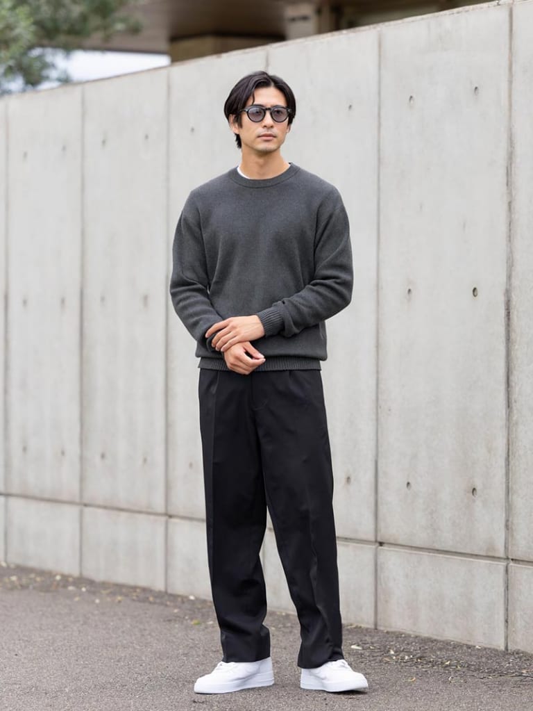 レイヤードで首元に抜け感を出す