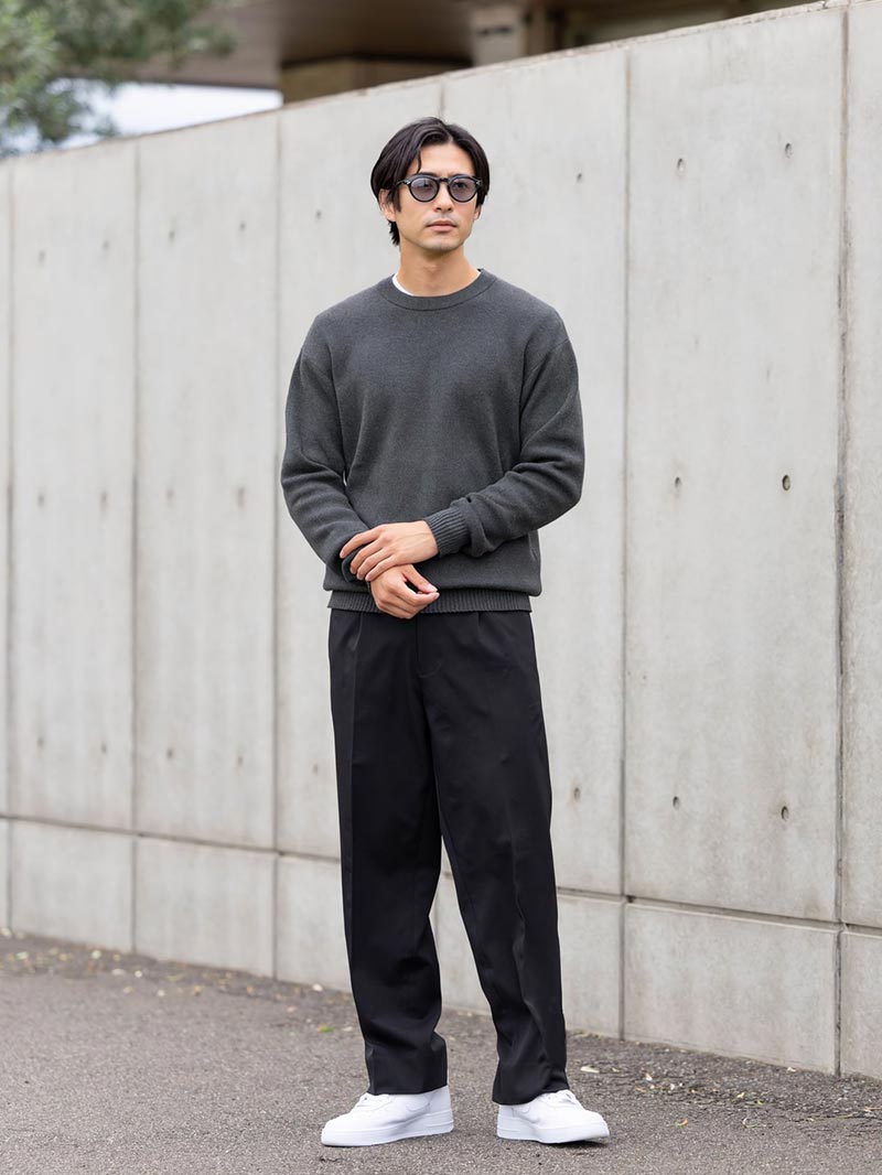 レイヤードで首元に抜け感を出す