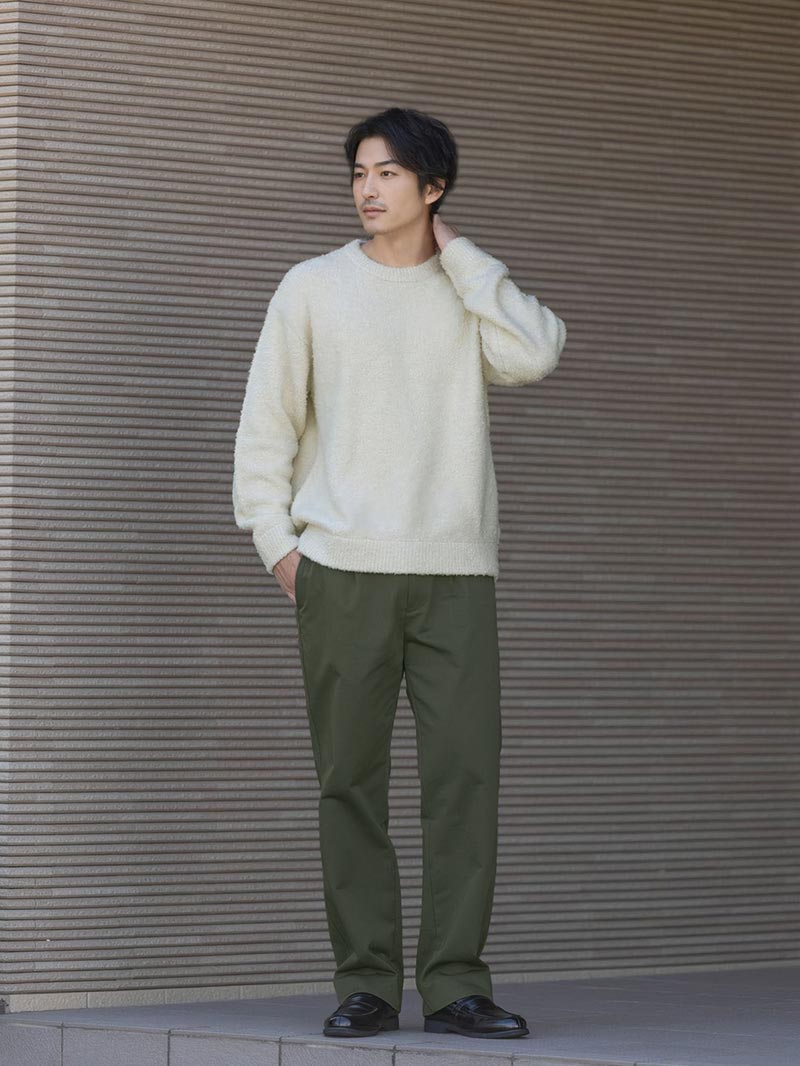 オフホワイト×カーキで知的カジュアル