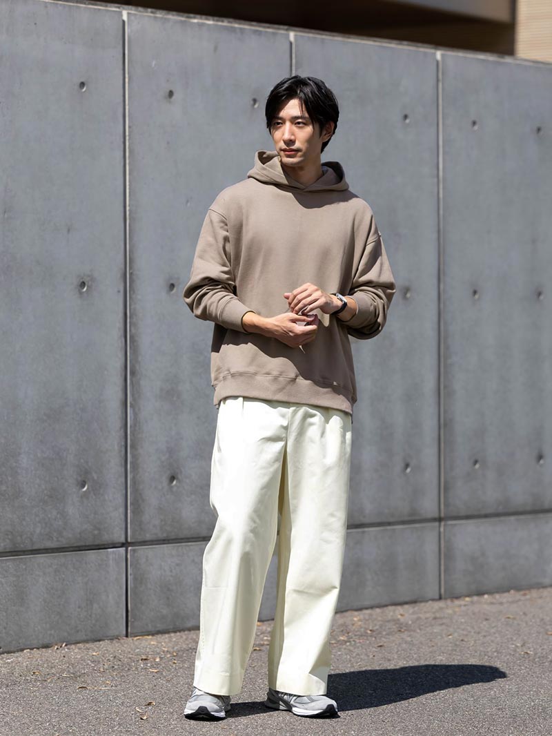 明るい色合わせで優し気なパーカーコーデに