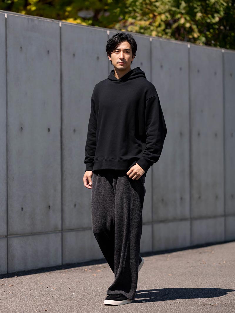 休日を格上げする黒パーカーの着こなし