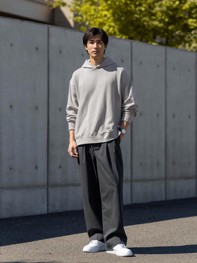 ストライプで品よく仕上げるパーカースタイル