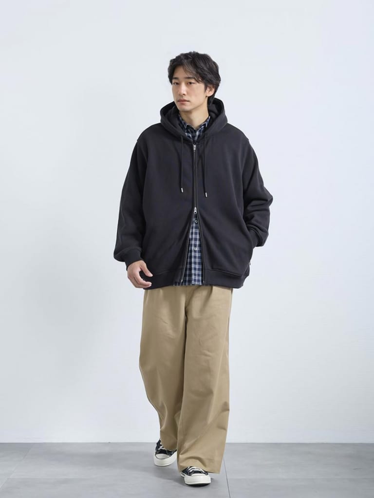 ワイドパンツも軽快に着こなす