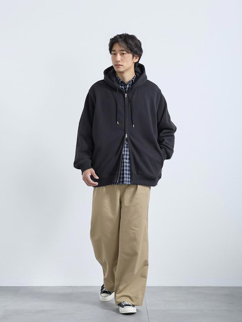 ワイドパンツも軽快に着こなす