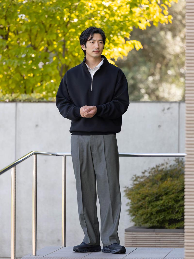 モノトーンでまとめたハーフジップコーデ