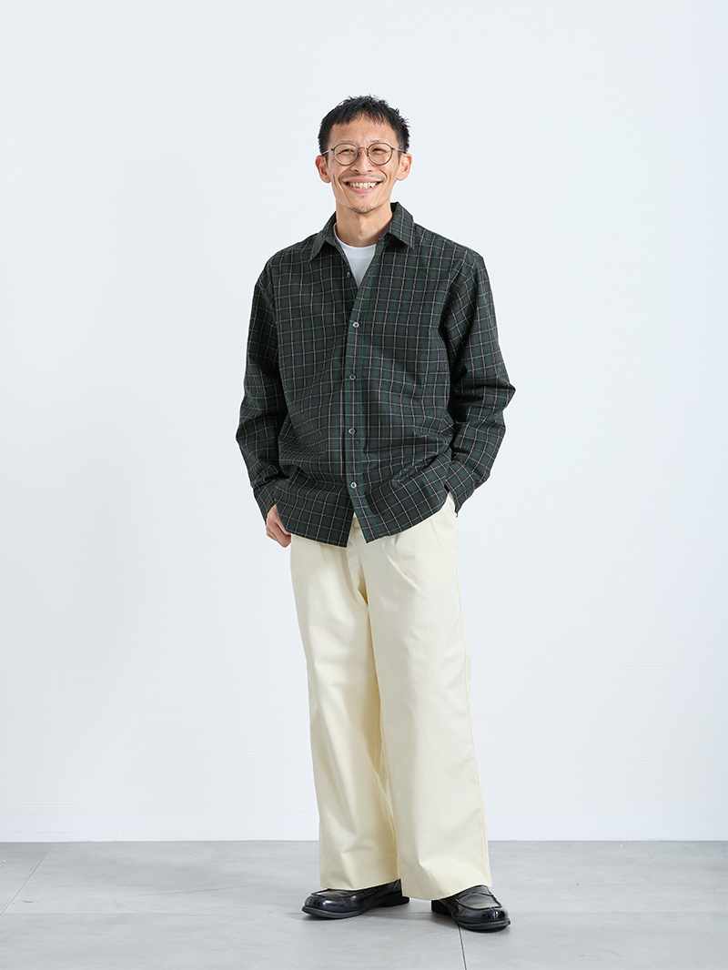 季節感を楽しむ、秋シャツコーデ