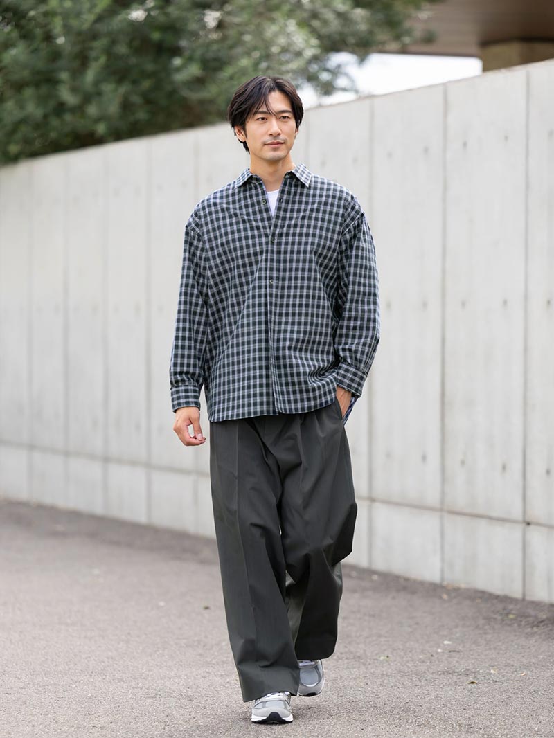 大人なワイドパンツで楽しむトラッドコーデ