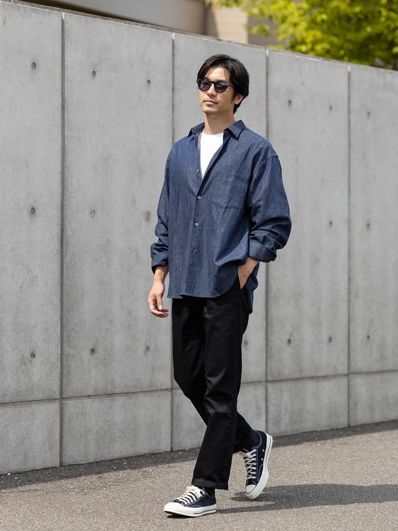 デニムシャツ×黒スリムで作るラフコーデ