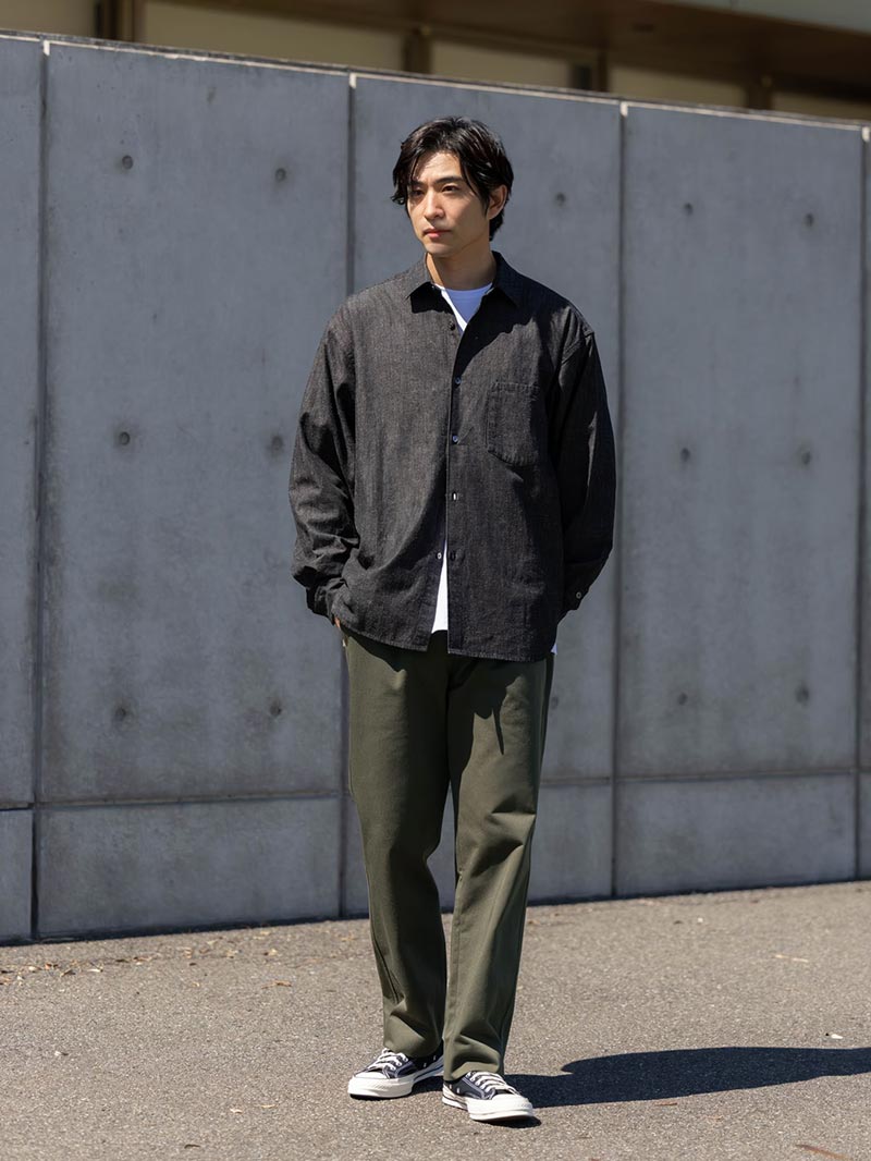 無難なコーデをデニムシャツでアップデート