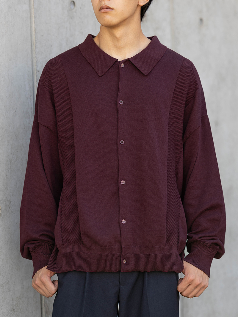 バーガンディカラーのトップス